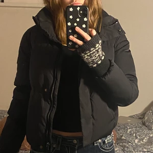 Jacka - Svart jacka från superdry.i jättefint skick!💕 detalj på kragen