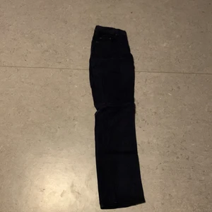 Marinblå Boomerang Jeans - Storlek 31/34, superfina och jättebra kvalite. Nypris 1000kr+