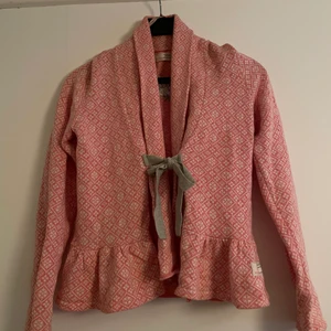 Odd Molly kofta - Fin Odd Mollykofta som är rosa. Bra skick och inga defekter. Nypris är ungefär 1 700kr, buda från 499kr. Varm och skön kofta💗 Storkelen är 38/40