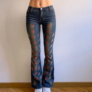Vintage low waist jeans - Så snygga jeans köpt från depop ett tag sen. Säljer då dem inte är riktigt min stil längre. Tyget är rätt stretchigt :)
