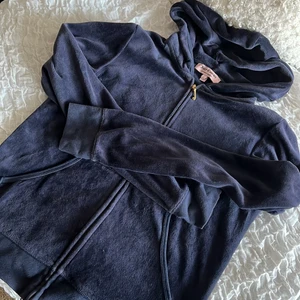 Juicy couture hoodie - Tröja från juicy couture i storlek L. I mörkblå färg med tryck på ryggen. 