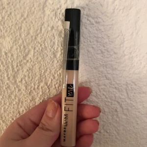Concealer  - Helt ny concealer i färgen 03! Vill man ha spårbart så det hinner fram till jul får man lägga till 30kr!