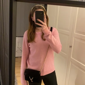 Väska i sammet från GinaTricot - Inprincip helt ny väska från GinaTricot i sammet. Den har inte kommit till användning. 75 kronor + frakt.