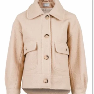 Neonoir joanie boucle jacka - Säljer min fina neonoir korta kappa! Köpt för 1499 kr