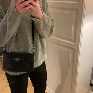 Svart väska  - Svart väska i läder/skinn. Vet inte riktigt vart den är köpt. Bra kvalité men har ett använt utseende. Säljs för 50 kr + frakt.