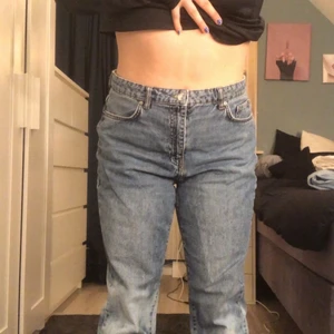 MUM JEANCE st38 - Blå mum jeance, st38 med målade  ben 