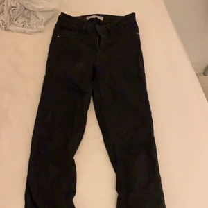 Gina Tricot Stl S  - Svarta högmidjade Molly jeans från Gina Tricot. Stl S💘