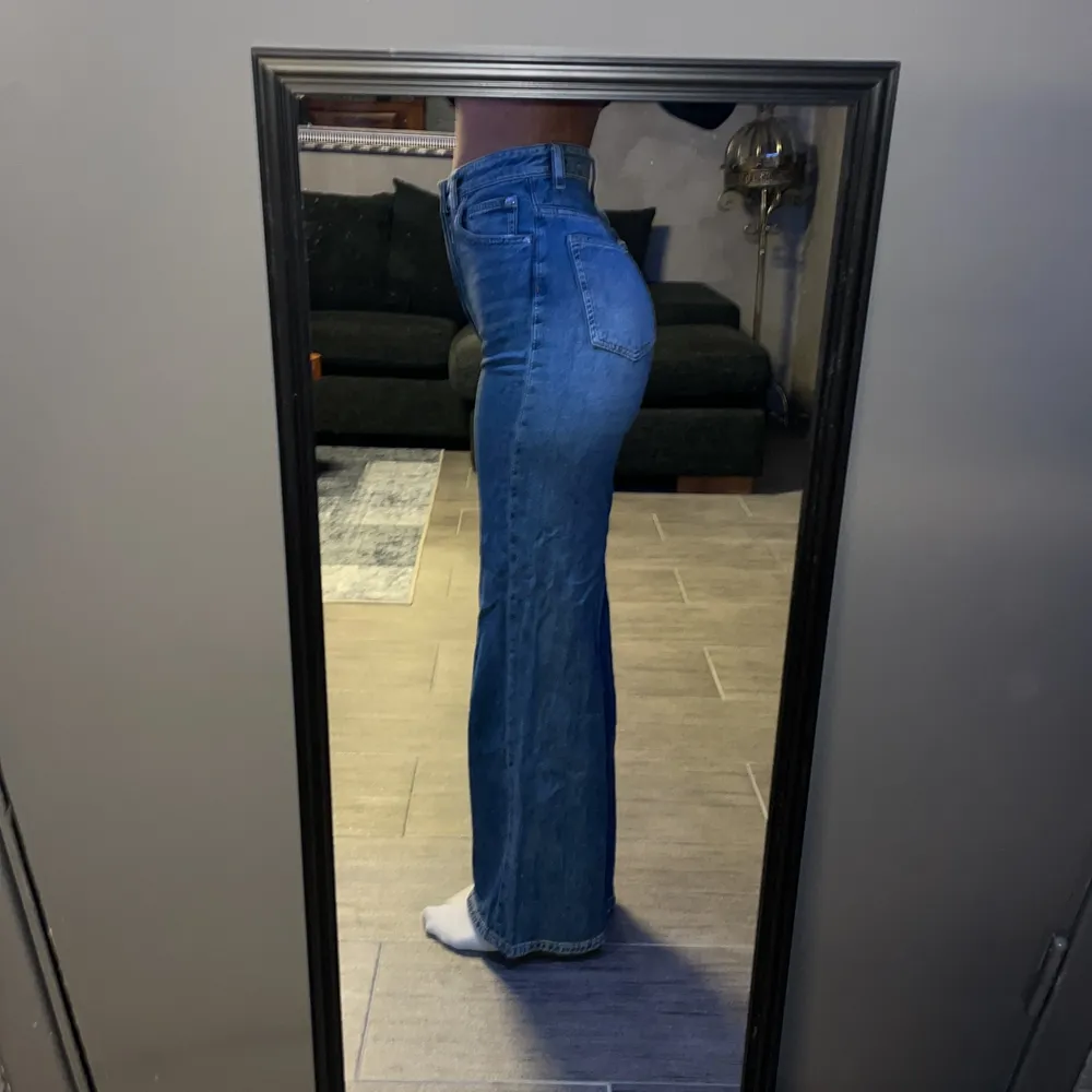 Säljer dessa high waisted jeans för 50kr i storlek 34 få jag inte använder dom längre. Köparen står för frakten💕. Jeans & Byxor.