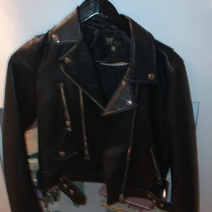 Läder jacka från zara!! - Säljer denna super snygga läder jackan för att den är för liten, inte sliten alls💗
