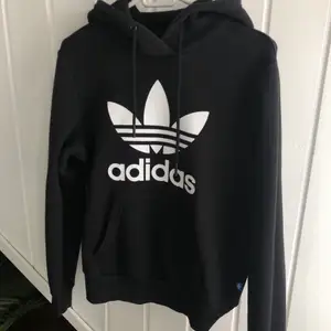 Adidas hoodie i nyskick, passar till xs-s