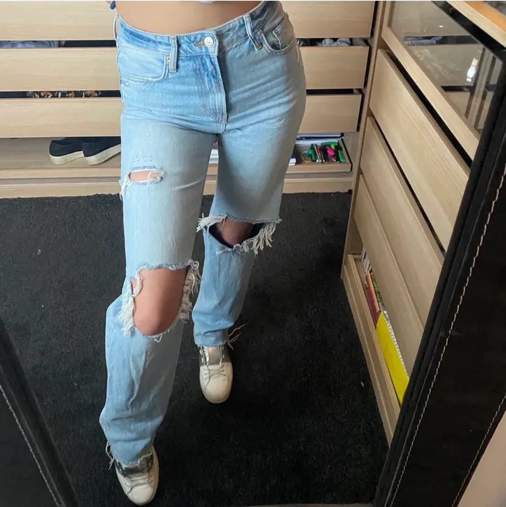 Superfina Jeans från Zara i strl 38. Köpta för 549kr för ca 1 år sedan. Just denna modell är  slutsåld och finns inte kvar i sortimentet. Vill bli av med dom då de tar plats i garderoben!! . Jeans & Byxor.