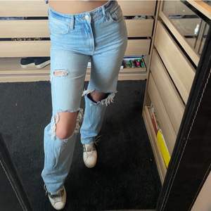 Superfina Jeans från Zara i strl 38. Köpta för 549kr för ca 1 år sedan. Just denna modell är  slutsåld och finns inte kvar i sortimentet. Vill bli av med dom då de tar plats i garderoben!! 