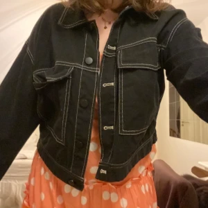 Svart jacka - Svart tygjacka med vita sömmar från Monki