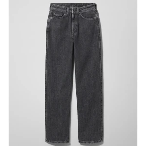 Weekday jeans  - Köpte dessa jeans i fler storlekar för att se vilka som passade bäst. Så nu har jag tre styckna att bli av med:) storlek 24/32 25/32 25/34 🤍 helt oanvända och ej testade, lappen på och allt! Färgen NOVA BLACK och modell ROWE nypris 599