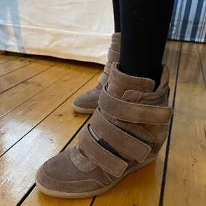 Skor - Superfina klackar ifrån Johanssons skor!! Storlek: 39. Nypriset är 1200kr. Buda från 200kr eller köp direkt för 350kr 💗 frakt kostar 66kr 👍🏻 De är använda 1 gång. Hör av er vid intresse 🤩