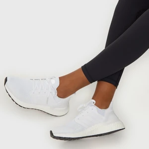 Adidas ultraboost 20 (oanvända) - Säljer dessa otroligt snygga träningsskorna då dom är för små :( bara testat dom så dom är som nya. Nypris 1 949 🌟 frakten blir 60kr