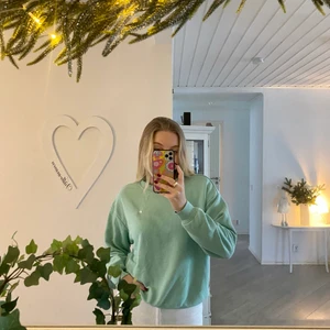 Sweatshirt - Säljer en långärmad tröja i strl S. Fint skick, köpare står för frakt🕺🏼