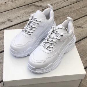 Chunky sneakers - Helt nya oanvända vita chunky sneakers från Nelly i storlek 36🤍 