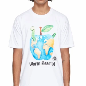 Online Ceramics T-Shirt Worm Hearted  - Size: Small. Chest area is 51cm, length is 66cm. Short sleeve, cotton jersey fabric. Jättefin t-shirt men då jag är en storlek L på byxor så blev det för tight runt höfterna. Är du normalt en storlek Small så skulle detta passa perfekt! Har aldrig använt förutom för att första prova den. Jag betalade 600kr för den online, så jag går inte med vinst med detta pris, haha. Går inte att hitta den för ett billigare pris än detta.