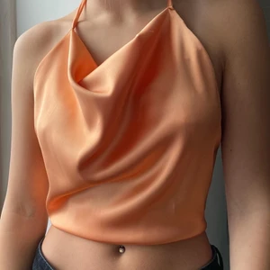 Topp - Festtopp, ORANGE  199 SEK (inklusive frakt) Storlek XS/S   Nu kan ni beställa och köpa våra första plagg! (Endast två i lager)   Beskrivning/Info:  Orange satin-topp med djup urringning och öppen rygg. Justerbar i ryggen för att få en bättre och unik passform.  100% gjord av återvunnet tyg.  Modellen på bilden är ca 165 cm meter lång. Hör av er vid frågor och funderingar! Beställning sker via instagram : ceveclothing.uf, 