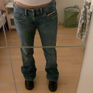 Lågmidjade bootcut jeans från diesel - Skitsnygga lågmidjade jeans som tyvär är alldeles för långa på mig. De är 83cm i midjan och 81cm i innerlåret. Budgivning sker vid hög efterfrågan!!! skriv gärna om ni har frågor❣️