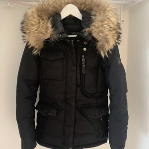 Hollies lavingo - Säljes pga att den är för liten för mig nu😞 använd men i gott skick. Stl 36! Nypris 4449kr. Priset går att diskutera vid snabb affär 🙂