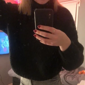Svart stickad tröja - Svart stickad tröja från H&M köpt förra året, skön att ha under vintern.