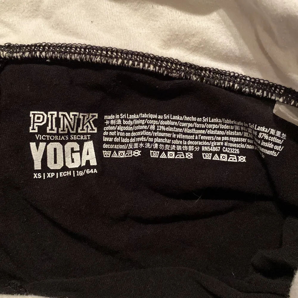 Yogapants från pink. Säljs inte längre. Storlek XS. Vikbara vid midjan!. Jeans & Byxor.