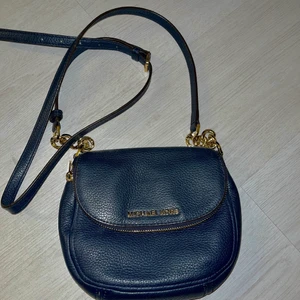 ÄKTA Mk väska i blå färg ❤️ - En äkta michael kors väska köpt för 2000kr, kommer inte till användning längre. Väldigt bra skick💙