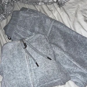 Juicy couture  - Säljer mitt fina juicy couture set då det inte används, xs i kofta och s i byxor! NYSKICK använt max 3 ggr & köpt för 1 månad sen. Säljs till högsta bud! 