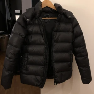 VER DE TERRE JACKA - En superfin, varm och skön vinterjacka som jag älskar, dock är den nu för liten tyvärr… Har haft den superlänge men var inte använt den på fem år ish! Den är i barnstorlek, dock anpassad för en 14 åring, jag brukar ha 36 och den är lite liten på mig❤️ nypris 3000kr, skriv gärna för fler frågor🥰