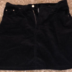 Svart kjol - svart manchesterkjol knappt använd då de är fel storlek, den är märkt 42 men passar 38- liten 40