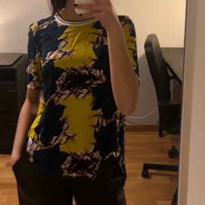 Mönstrad t-shirt - T-shirten har en slit på båda sidorna av magen och är längre där bak. Materialet är jättemjukt. Plagget är lite liten i storleken (jag är 175 cm lång). Har använts fåtal gånger. Ingen retur. Alla plagg som säljs tvättas noga innan leverans! Det är bara att skriva om du har några frågor! <3