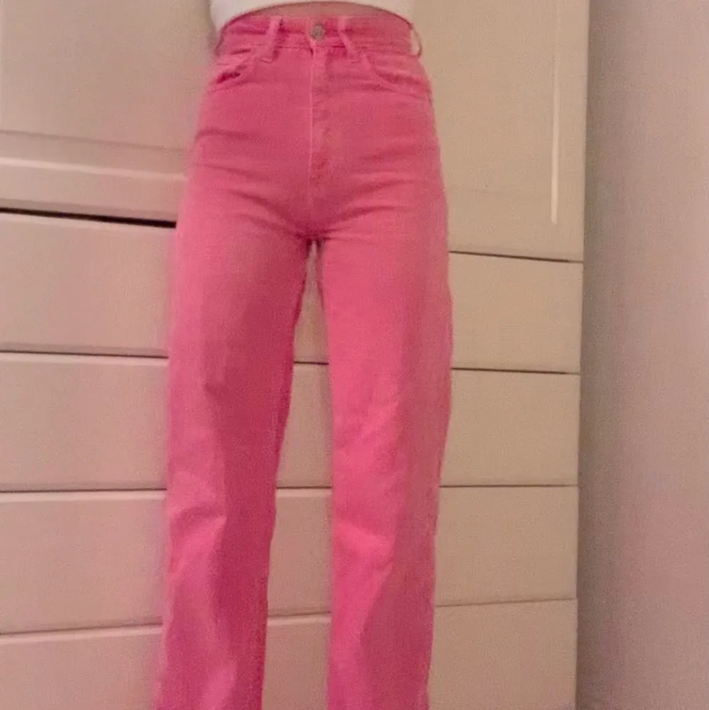 Ett par jättefina rosa jeans från Zara. De är långa och raka i modellen. Jeansen är i fint skick. Säljer då de är för små för mig. Kontakta mig gärna för fler bilder eller info. Köparen står för frakten.. Jeans & Byxor.