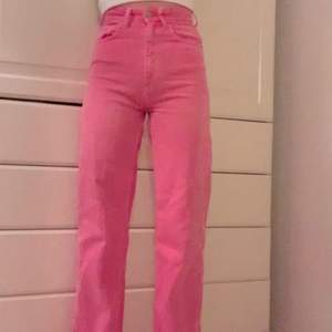 Ett par jättefina rosa jeans från Zara. De är långa och raka i modellen. Jeansen är i fint skick. Säljer då de är för små för mig. Kontakta mig gärna för fler bilder eller info. Köparen står för frakten.