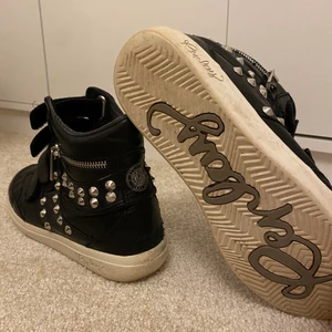 Replay sneaker - Skor från replay i storlek 38, säljer bara för att de är för stora, verkligen dösnygga