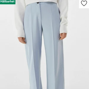 Tygbyxor bershka - Säljer dessa sjukt snygga tygbyxor från bershka!! Köpta för 300 avända 2-3 gggr. Små i storleken skulle säga att dom sitter som 36/34. Skriv för fler bilder