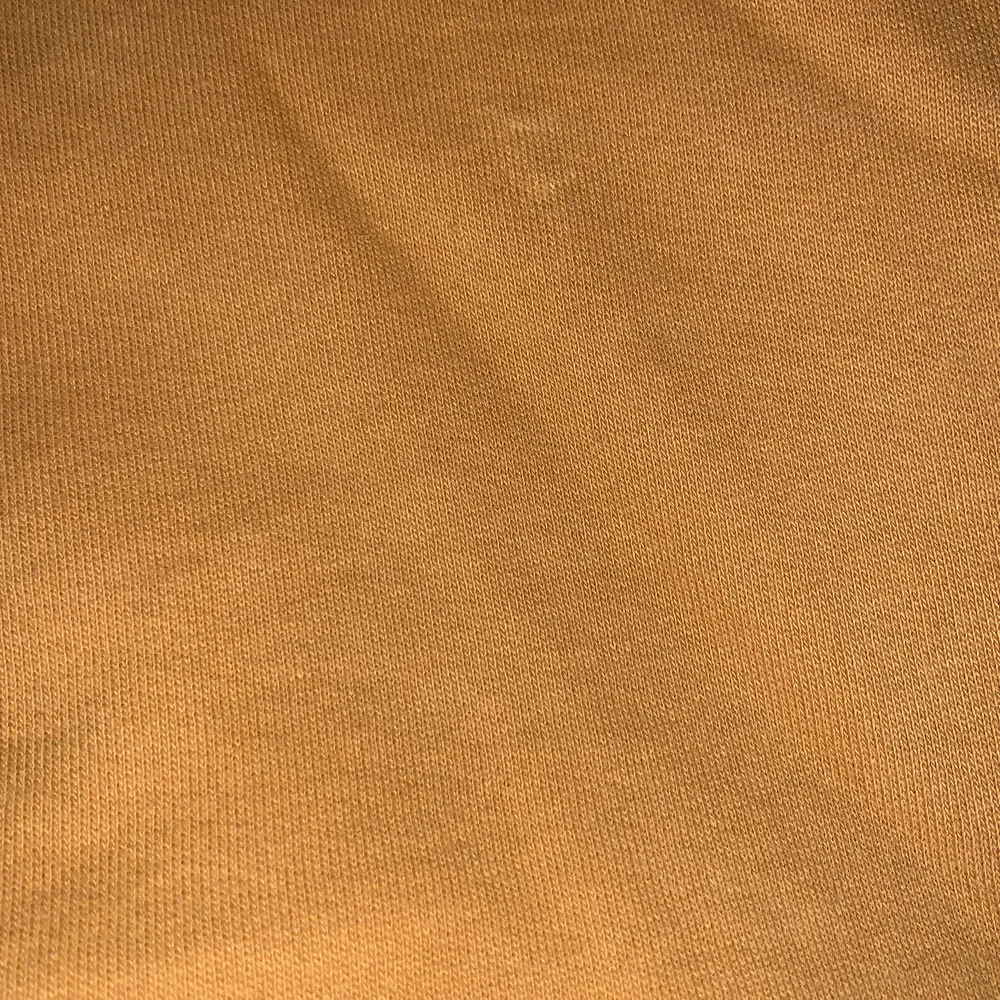 En gul-aktig tröja med texten ”Arizona”, ganska ny. Inte använd så ofta. . Tröjor & Koftor.