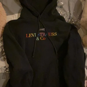 Levi’s hoodie - Säljer för den inte passar min stil längre, annars jätte cool tröja💕