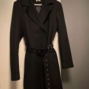 HM Kappa storlek 38 - Fin svart kappa i gott skick.