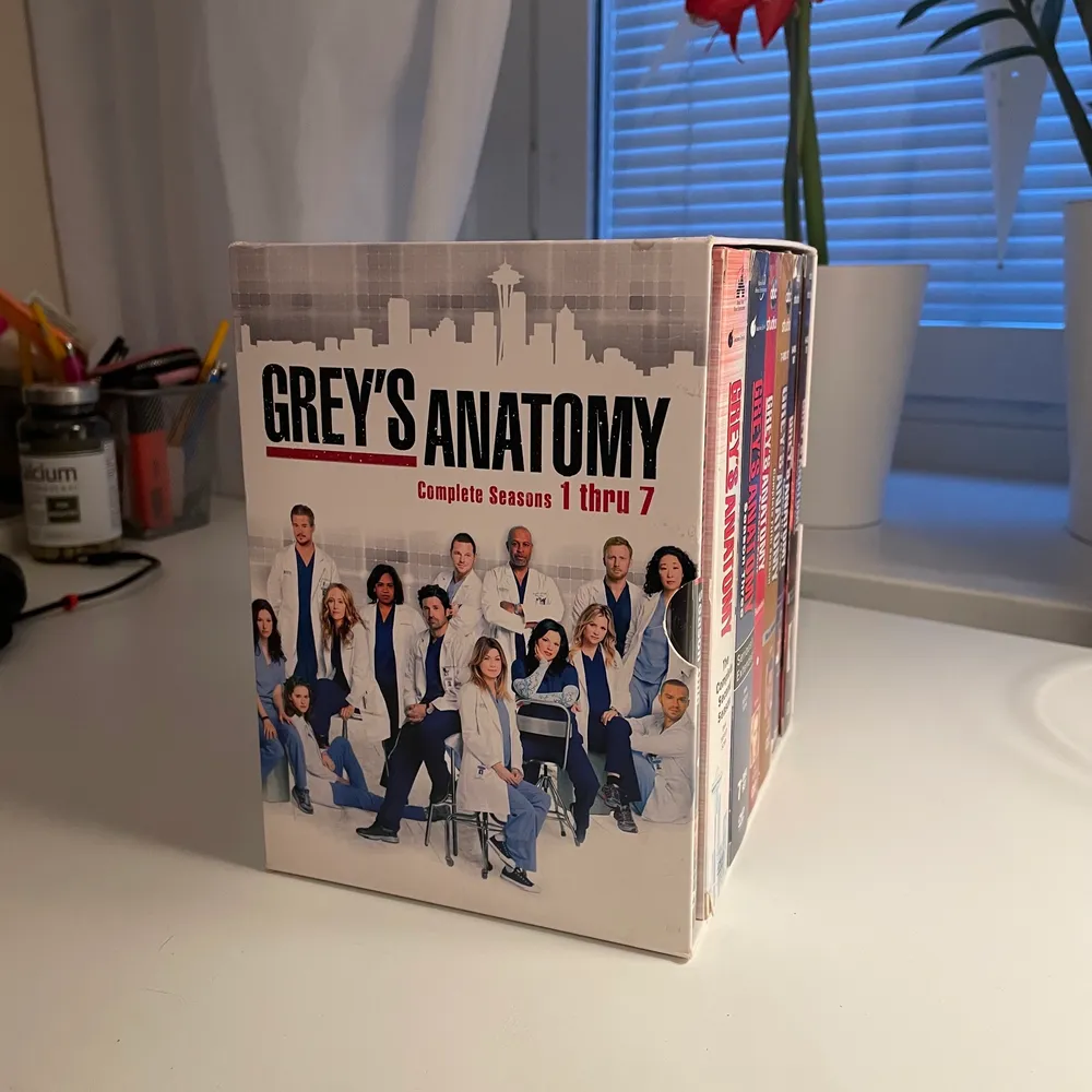 Säljer mina dvd-skivor av Greys Anatomy säsong 1-7. Alla skivor är fullt fungerande och har inga defekter!🥰 Brukar oftast säljas för ca 800kr, säljer till väldigt bra pris eftersom de bara tar upp plats just nu☺️ Kan skickas mot fraktkostnad.. Övrigt.