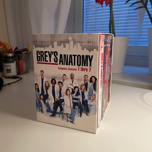 Greys Anatomy säsong 1-7 - Säljer mina dvd-skivor av Greys Anatomy säsong 1-7. Alla skivor är fullt fungerande och har inga defekter!🥰 Brukar oftast säljas för ca 800kr, säljer till väldigt bra pris eftersom de bara tar upp plats just nu☺️ Kan skickas mot fraktkostnad.