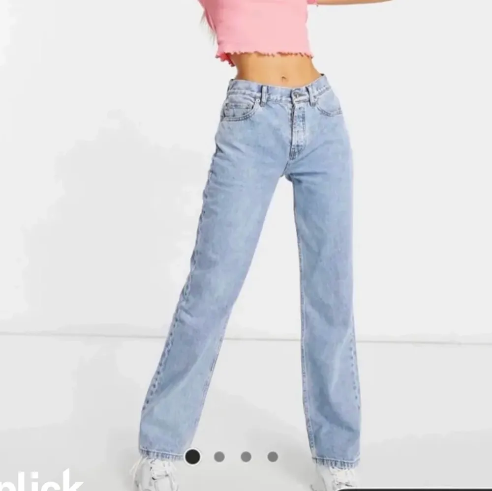 Säljer dessa ass snygga jeans pga för stora. Har bara testat de så de är i bra skick strl:38. Dessa är inte för långa eller för korta passar perfekt i lengden speciellt för mig som har svår att hitta jeans som inte är för långa. Jag är 159cm. Säljs snabbt på hemsidan.. Jeans & Byxor.