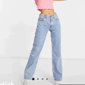 Säljer dessa ass snygga jeans pga för stora. Har bara testat de så de är i bra skick strl:38. Dessa är inte för långa eller för korta passar perfekt i lengden speciellt för mig som har svår att hitta jeans som inte är för långa. Jag är 159cm. Säljs snabbt på hemsidan.
