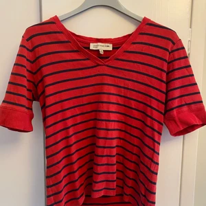 Randig röd tröja - Helt okej skick // köpt second hand// s-m