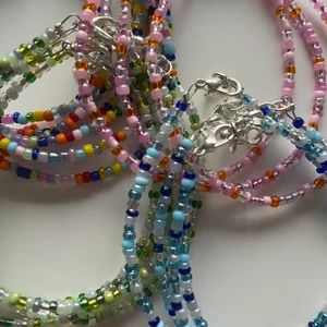 Handgjorda armband och halsband - Vi är Embrace UF - ett företag som gör handgjorda armband och halsband. 10% av vinsten doneras till organisationen Kvinna Till Kvinna - en organisation som hjälper kvinnor i våldsamma relationer världen över. Armband för 79 kr/st och Halsband för 99 kr/st. Dem olika designerna på bilderna har olika namn. Det gröna: Anna - Det färgblandade: Emma - Det rosa: Emmi - Det blåa: Sonya. Bor du i närheten av Danderyd eller Täby kan vi köra ut smycken hem till dig!