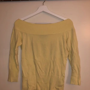Stickad off shoulder tröja - Ljusgul stickad off shoulder tröja. Den är väldigt skrynklig på bilden hahah men det slätar ut sig av sig själv. Ärmarna är normallånga.