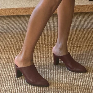 Vinröda klackskor från Filippa K  - Superfina vinröda klackskor från Filippa K. Använda men i fint skick! Size 40. 