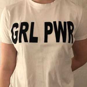 T-shirts  - Vit t-shirts med sammets text över bröstet, storlek M. Tröjan är varsamt använda så den är i fint skick💗                                 Köparen står för frakten 