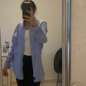 Oversized bondelid skjorta - En classy musthave i garderoben! Köpt på sellpy, men aldrig använt den så i super kvalite! Storlek M i oversize💙